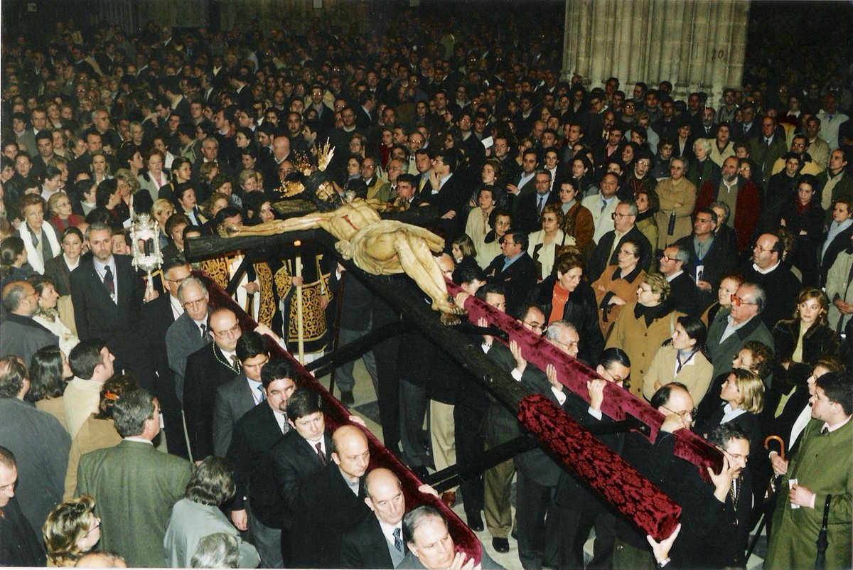 ignotus59's tweet photo. Viernes del Calvario
 
Cuando se cumple el 25 aniversario del Vía Crucis que el Cristo del Calvario presidió en la Catedral en la cuaresma de 2001, traemos estas imágenes como memoria de la efeméride https://t.co/VXA8C7iM3w