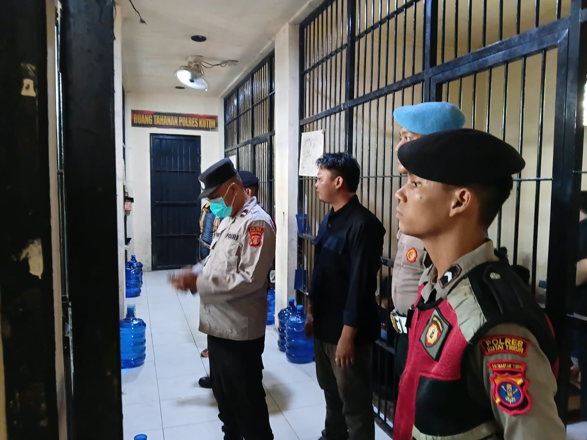 KutimSpkt's tweet photo. PAMAPTA MELAKSANAKAN PENGECEKAN RUANG TAHANAN GUNA MEMASTIKAN SELURUH TAHANAN DALAM KEADAAN SEHAT https://t.co/wL30F89Zku