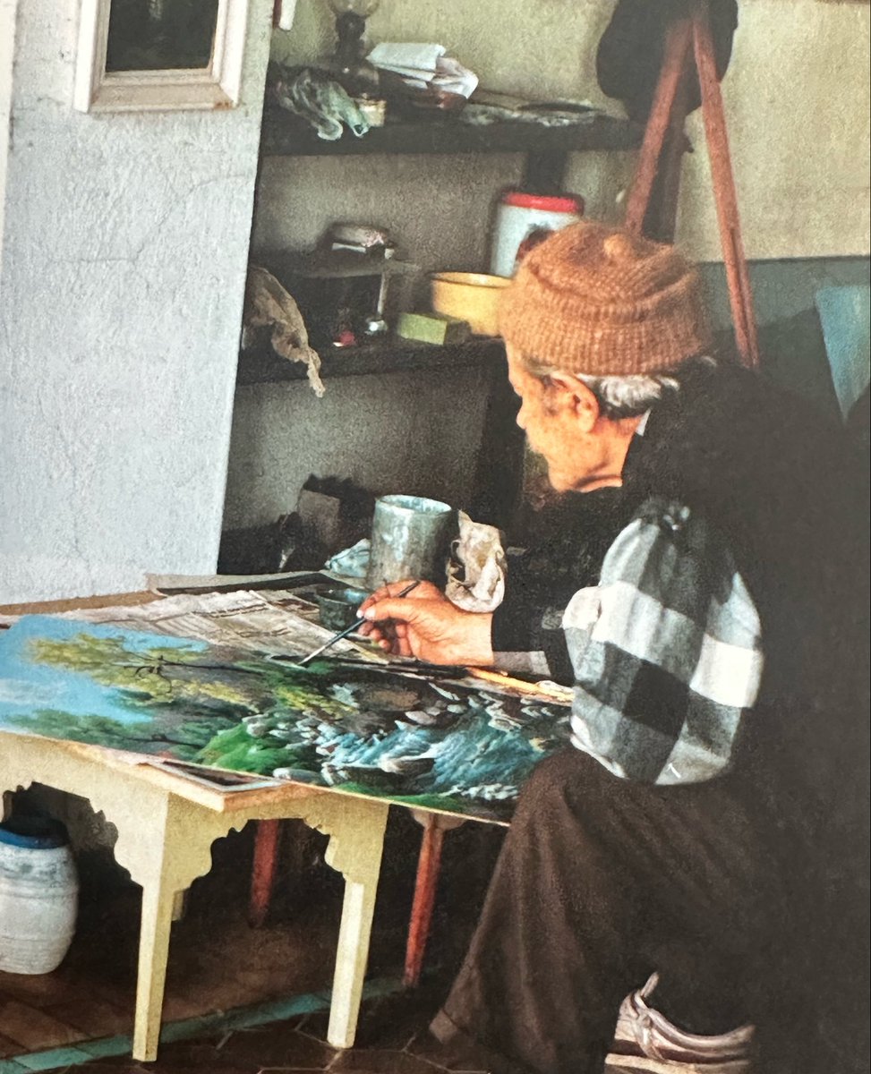 tasvirsanatlari's tweet photo. Başında kasketi, elinde fırçasıyla Anadolu’nun bağrından çıkan, Türk resim sanatının en duru isimlerinden Ahmet Yakupoğlu’nu vefatının yıl dönümünde saygı ve rahmetle anıyorum.

Süheyl Ünver’in Kütahya ziyareti sırasında yeteneğini keşfederek sanat yolculuğuna destek olduğu Yakupoğlu, doğduğu toprakların güzelliğini ve ruhunu resimlerinde yaşattı. Fırçasından tuvale yansıyan sokaklar, ağaçlar ve su kıyıları, onun memleketine duyduğu sevginin izlerini taşıyor.

Ardında bıraktığı eserlerle hatırası yaşamaya devam ediyor. Allah gani gani rahmet eylesin. 

#ahmetyakupoğlu