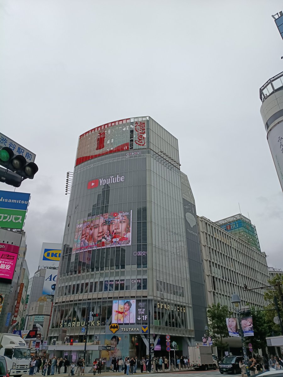 yuzurukun_1207's tweet photo. 渋谷スクランブル交差点の先に夢の国があった😊
会場限定ムービーは、まるで最前列で観てるみたいで何回も目が合っちゃった😆
巨大パネルの羽生さんもめちゃくちゃ素敵✨️
商品もいっぱい買っちゃったぁ😅
なんて楽しいんだぁぁぁ💞
ずっと居たいよぉ〜🥰

#シャワハー
#プーさん
#羽生結弦 https://t.co/sgdYRUXUGG