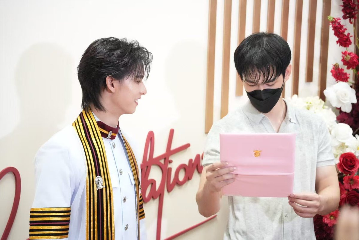 kim_namjoo92056's tweet photo. Pooh proudly shows Pavel his graduation certificate, and the feeling in his smile and eyes says it all… as if they’re saying, “You were part of this journey, and one of the most beautiful moments of reaching this point.” 🥹🎓⚙️🤍
#PoohGraduationDay 
#ppoohkt #pavelphoom https://t.co/lvlS43CJa8