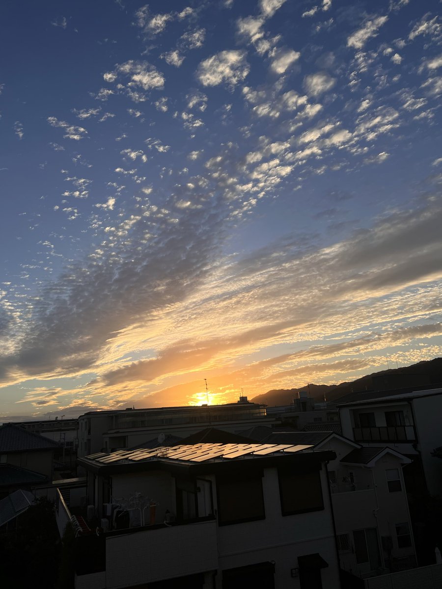 yadokaruize's tweet photo. 『世界線が切り替わる夕暮れ』🌅🎬

ほんの数分で
空の色も雲も光もまるで別世界に変わっていく

私たちは同じ世界の変化を見ているのではなく
一瞬ごとに少しずつ違う「現実のフレーム」を選び続けている

映画が静止画の連続で動いて見えるように
現実も「今・今・今…」という
異なるフレームの連続 https://t.co/ludf3i5yoO