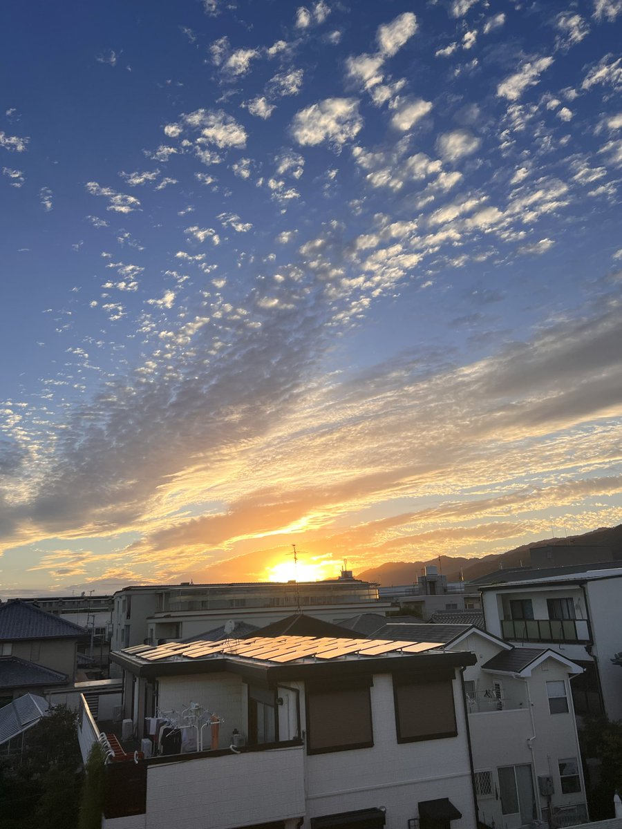 yadokaruize's tweet photo. 『世界線が切り替わる夕暮れ』🌅🎬

ほんの数分で
空の色も雲も光もまるで別世界に変わっていく

私たちは同じ世界の変化を見ているのではなく
一瞬ごとに少しずつ違う「現実のフレーム」を選び続けている

映画が静止画の連続で動いて見えるように
現実も「今・今・今…」という
異なるフレームの連続 https://t.co/ludf3i5yoO