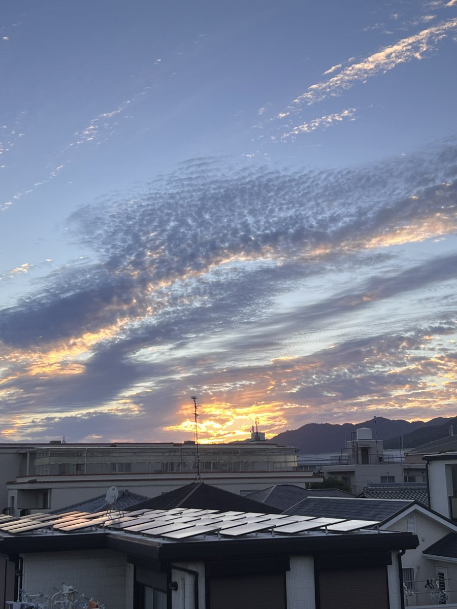 yadokaruize's tweet photo. 『世界線が切り替わる夕暮れ』🌅🎬

ほんの数分で
空の色も雲も光もまるで別世界に変わっていく

私たちは同じ世界の変化を見ているのではなく
一瞬ごとに少しずつ違う「現実のフレーム」を選び続けている

映画が静止画の連続で動いて見えるように
現実も「今・今・今…」という
異なるフレームの連続 https://t.co/ludf3i5yoO