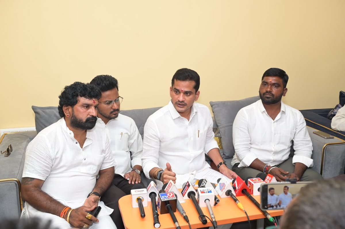 NBR4Ballari's tweet photo. ಕೇಂದ್ರ ಚುನಾವಣಾ ಆಯೋಗ ನಡೆಸುತ್ತಿರುವ ವಿಶೇಷ ಸಮಗ್ರ ಮತದಾರ ಪಟ್ಟಿಯ ಪರಿಷ್ಕರಣೆಯ ಸಂಬಂಧ ಆಗಿರುವ ಬೆಳವಣಿಗೆಗಳ ಕುರಿತು ಇಂದು ಬಳ್ಳಾರಿಯ ಶ್ರೀ ರಾಘವೇಂದ್ರ ಟಾಕೀಜ್ ಆವರಣದಲ್ಲಿ ನಾನು ಮಾಧ್ಯಮದವರನ್ನುದ್ಧೇಶಿಸಿ ಮಾತನಾಡಿದೆ. https://t.co/9eEg6W1Evr