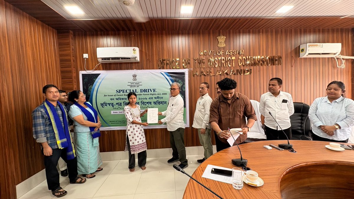 dc_hailakandi's tweet photo. On Gandhi Jayanti, DDC Shri Norsing Bey led a drive distributing 10 land pattas to local forest tribal communities. The event included a collective non-violence pledge and an official commitment to systematically process remaining claims under set SOPs.
@CMOfficeAssam @diprassam https://t.co/ffdLFTleCV