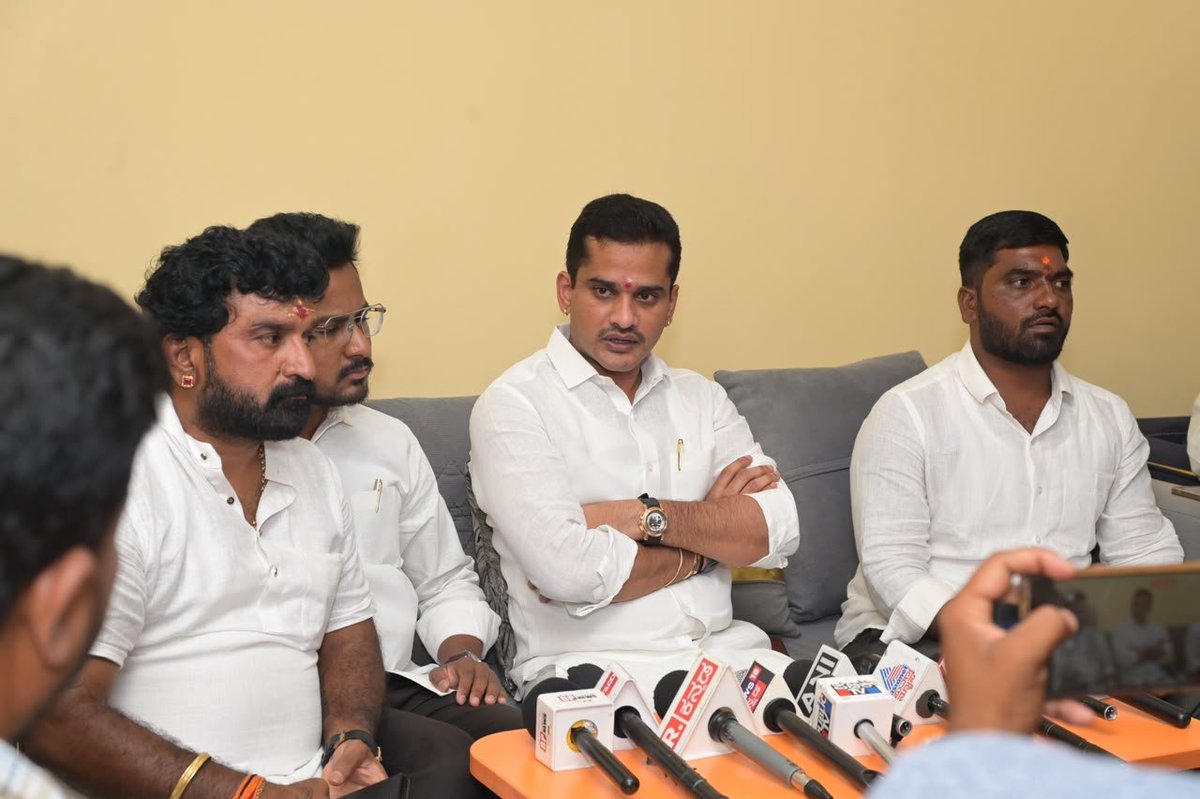 NBR4Ballari's tweet photo. ಕೇಂದ್ರ ಚುನಾವಣಾ ಆಯೋಗ ನಡೆಸುತ್ತಿರುವ ವಿಶೇಷ ಸಮಗ್ರ ಮತದಾರ ಪಟ್ಟಿಯ ಪರಿಷ್ಕರಣೆಯ ಸಂಬಂಧ ಆಗಿರುವ ಬೆಳವಣಿಗೆಗಳ ಕುರಿತು ಇಂದು ಬಳ್ಳಾರಿಯ ಶ್ರೀ ರಾಘವೇಂದ್ರ ಟಾಕೀಜ್ ಆವರಣದಲ್ಲಿ ನಾನು ಮಾಧ್ಯಮದವರನ್ನುದ್ಧೇಶಿಸಿ ಮಾತನಾಡಿದೆ. https://t.co/9eEg6W1Evr