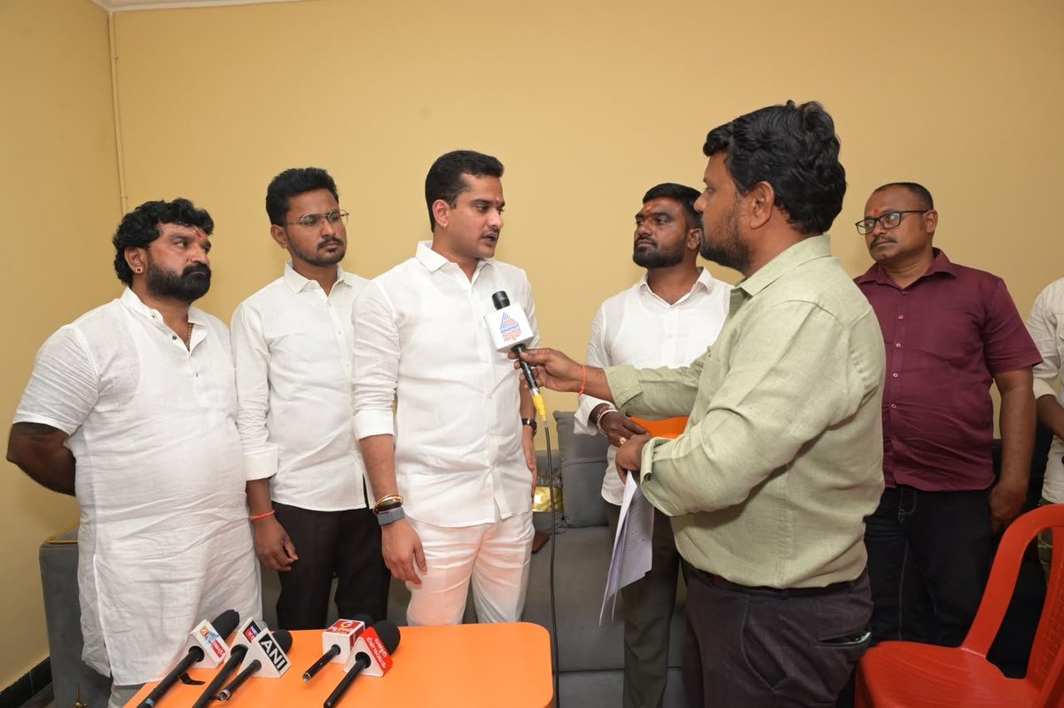 NBR4Ballari's tweet photo. ಕೇಂದ್ರ ಚುನಾವಣಾ ಆಯೋಗ ನಡೆಸುತ್ತಿರುವ ವಿಶೇಷ ಸಮಗ್ರ ಮತದಾರ ಪಟ್ಟಿಯ ಪರಿಷ್ಕರಣೆಯ ಸಂಬಂಧ ಆಗಿರುವ ಬೆಳವಣಿಗೆಗಳ ಕುರಿತು ಇಂದು ಬಳ್ಳಾರಿಯ ಶ್ರೀ ರಾಘವೇಂದ್ರ ಟಾಕೀಜ್ ಆವರಣದಲ್ಲಿ ನಾನು ಮಾಧ್ಯಮದವರನ್ನುದ್ಧೇಶಿಸಿ ಮಾತನಾಡಿದೆ. https://t.co/9eEg6W1Evr
