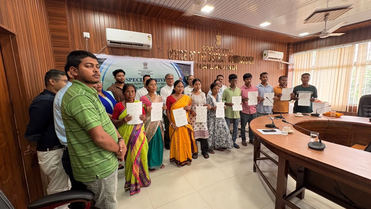 dc_hailakandi's tweet photo. On Gandhi Jayanti, DDC Shri Norsing Bey led a drive distributing 10 land pattas to local forest tribal communities. The event included a collective non-violence pledge and an official commitment to systematically process remaining claims under set SOPs.
@CMOfficeAssam @diprassam https://t.co/ffdLFTleCV