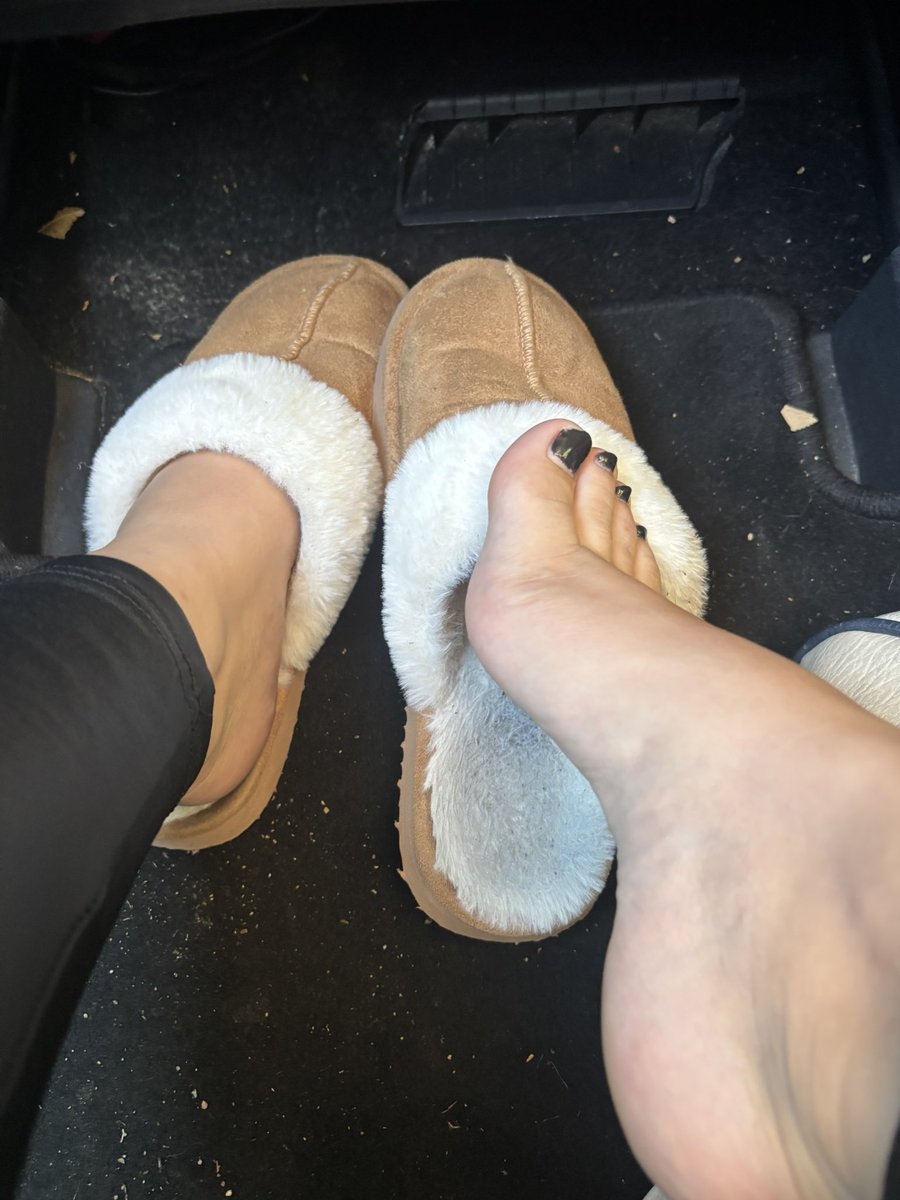 BrattyAshxxy's tweet photo. In my uber airing out my sweaty Uggs and feet after work 🥵🦶🏻

Where’s my coffee losers 🙄☕️ https://t.co/l6frKHtD30