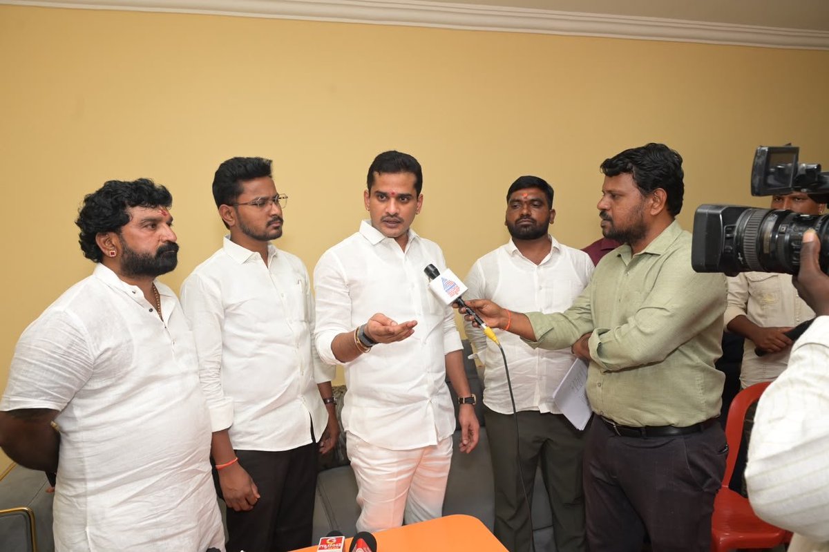 NBR4Ballari's tweet photo. ಕೇಂದ್ರ ಚುನಾವಣಾ ಆಯೋಗ ನಡೆಸುತ್ತಿರುವ ವಿಶೇಷ ಸಮಗ್ರ ಮತದಾರ ಪಟ್ಟಿಯ ಪರಿಷ್ಕರಣೆಯ ಸಂಬಂಧ ಆಗಿರುವ ಬೆಳವಣಿಗೆಗಳ ಕುರಿತು ಇಂದು ಬಳ್ಳಾರಿಯ ಶ್ರೀ ರಾಘವೇಂದ್ರ ಟಾಕೀಜ್ ಆವರಣದಲ್ಲಿ ನಾನು ಮಾಧ್ಯಮದವರನ್ನುದ್ಧೇಶಿಸಿ ಮಾತನಾಡಿದೆ. https://t.co/9eEg6W1Evr
