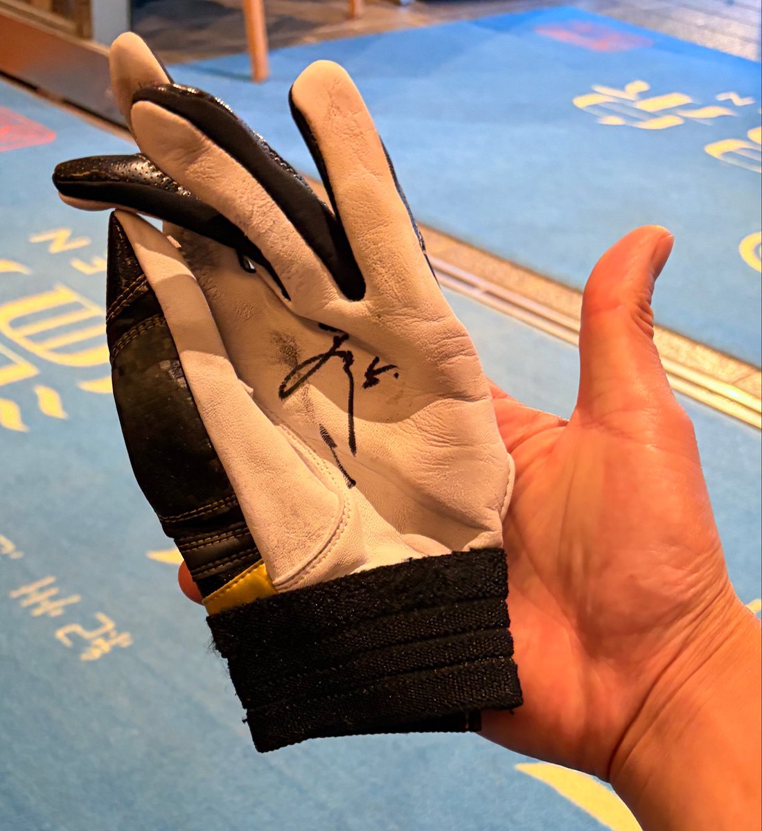ninomaruonsen's tweet photo. 二ノ丸温泉に 阪神タイガース 近本光司選手のグローブが届きました🙏
なんと昨日の巨人戦で使用されたものとのこと💪✨✨ありが湯ございます⚾️ https://t.co/Y3uRNGiGQr