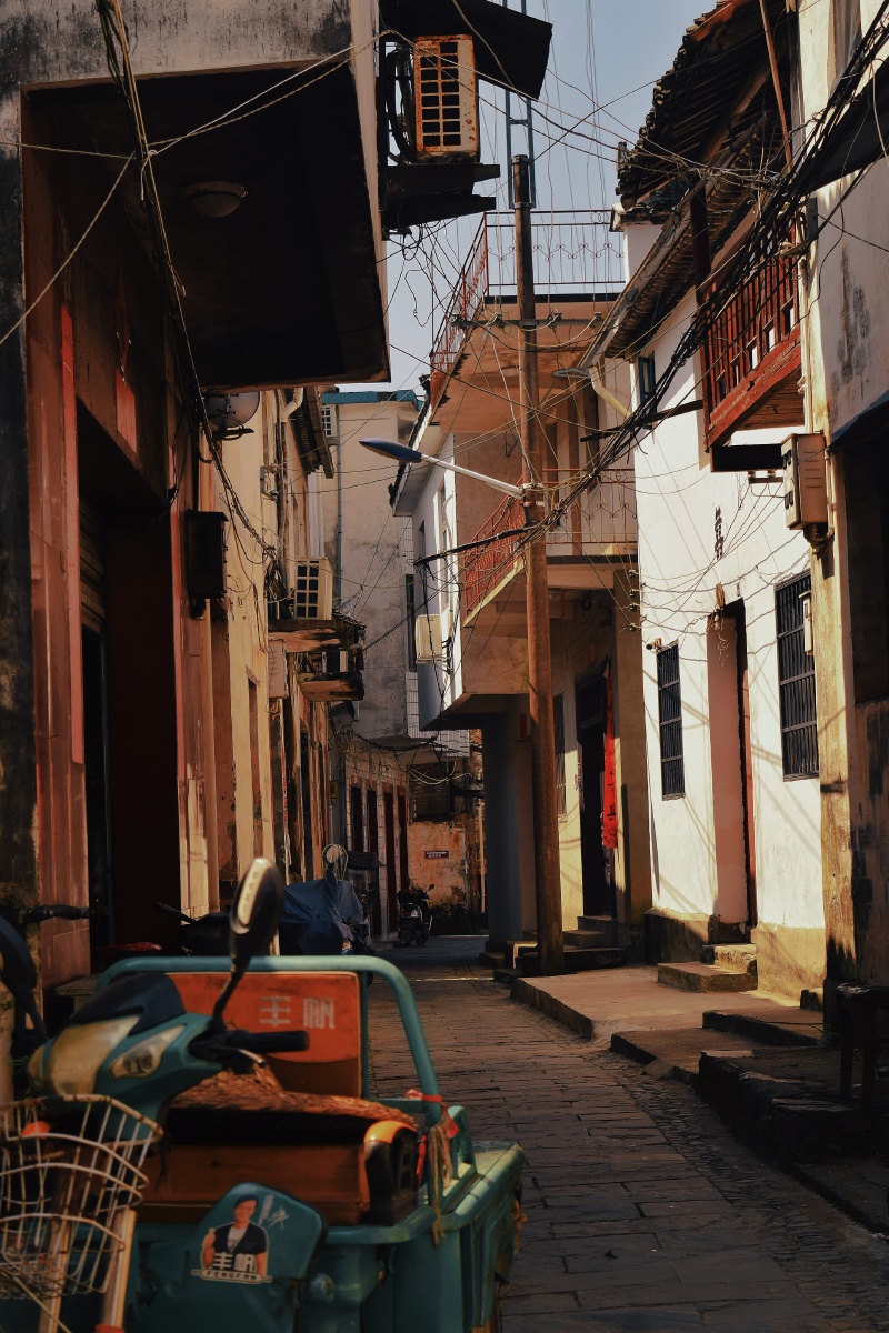 SmoothBlazsryh's tweet photo. A quaint lane with a sorghum wine workshop, an old balance scale hanging beside the food stall, where the scent of cooking lingers in the air. https://t.co/YMQfc7UClj
