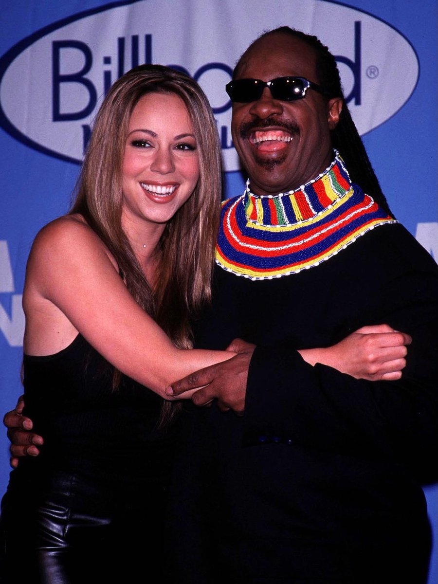CloutedWear's tweet photo. Mariah Carey and Stevie Wonder backstage at the 1998 Billboard Music Awards https://t.co/EOAWtbwqpO