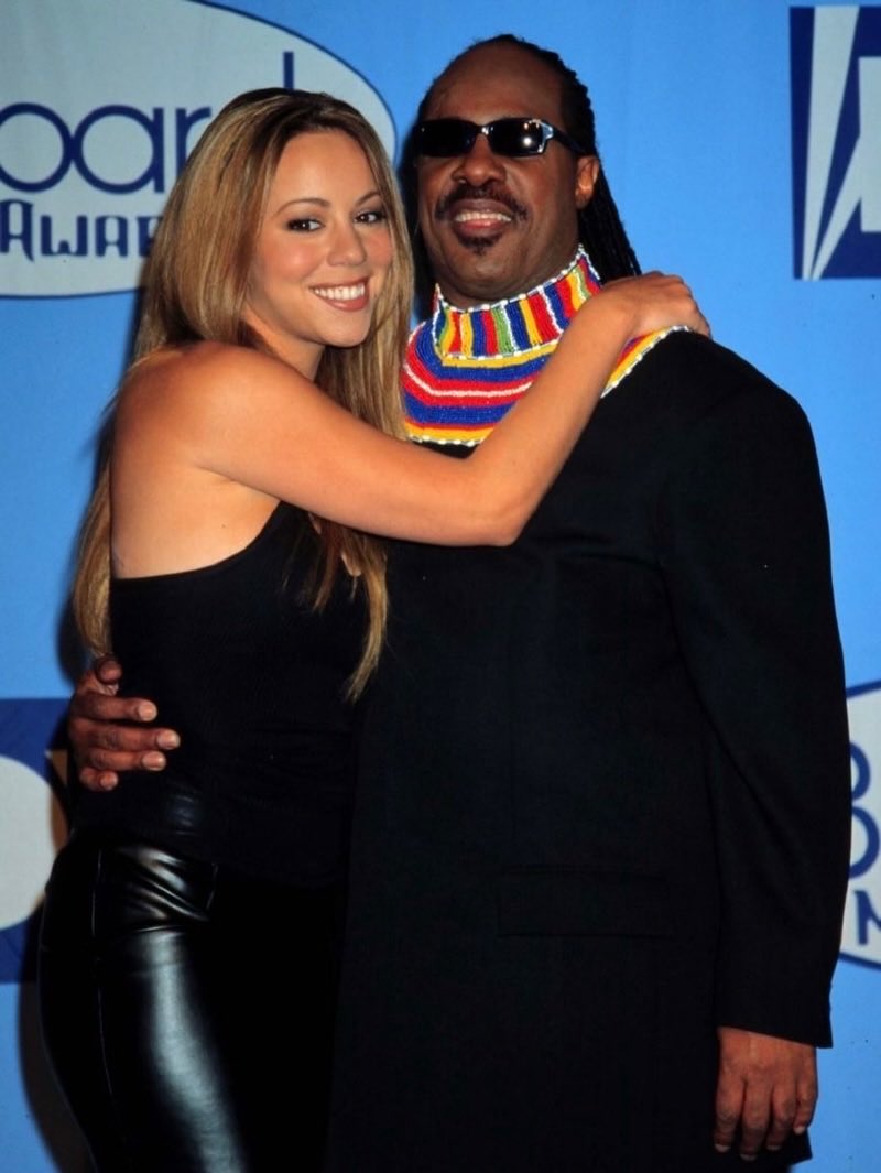 CloutedWear's tweet photo. Mariah Carey and Stevie Wonder backstage at the 1998 Billboard Music Awards https://t.co/EOAWtbwqpO