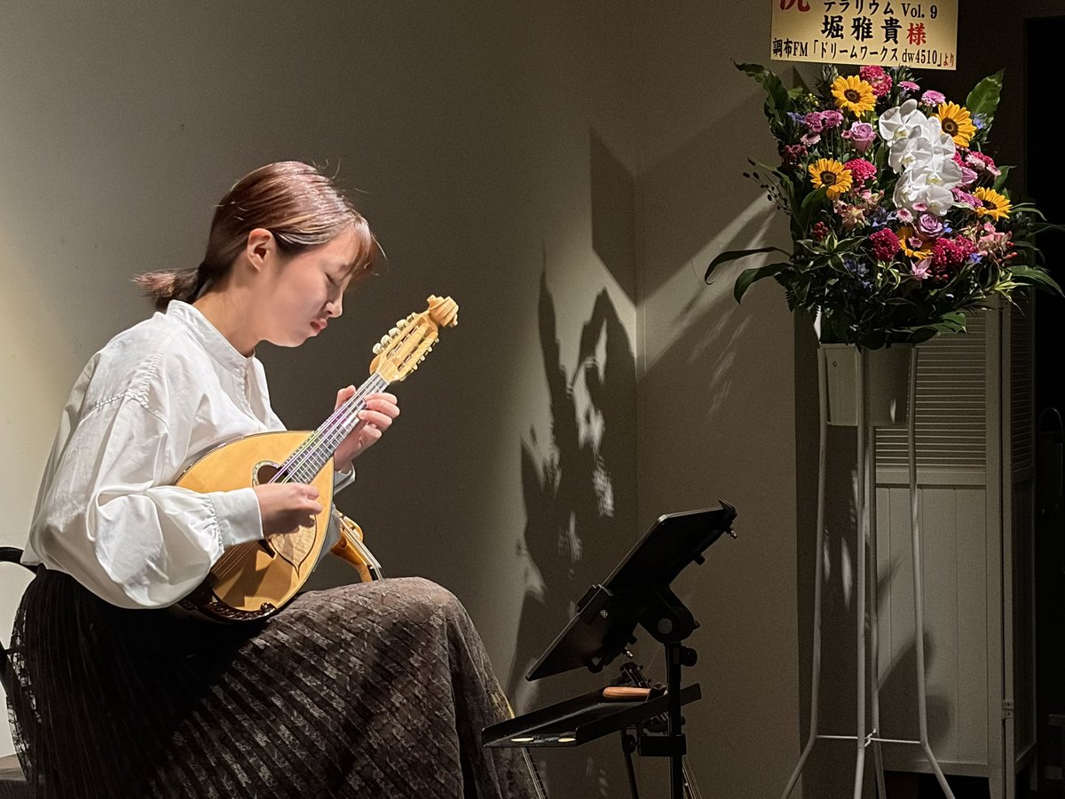 gallerykissa's tweet photo. 本日のスペシャルゲストの廣本茉夕さんのマンドリン演奏。素晴らしかったです。 https://t.co/EfOV39z0Cp