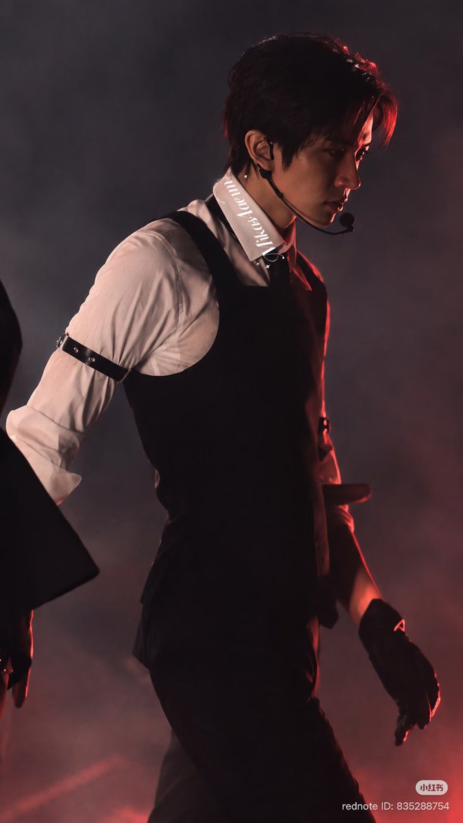 hsngpilled's tweet photo. like who are we kidding omg heeseung 

top 10 evan stage looks tbh https://t.co/TzQkgQiy4j