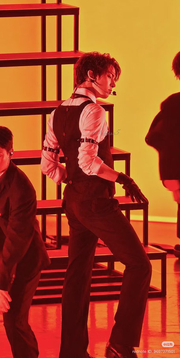 hsngpilled's tweet photo. like who are we kidding omg heeseung 

top 10 evan stage looks tbh https://t.co/TzQkgQiy4j