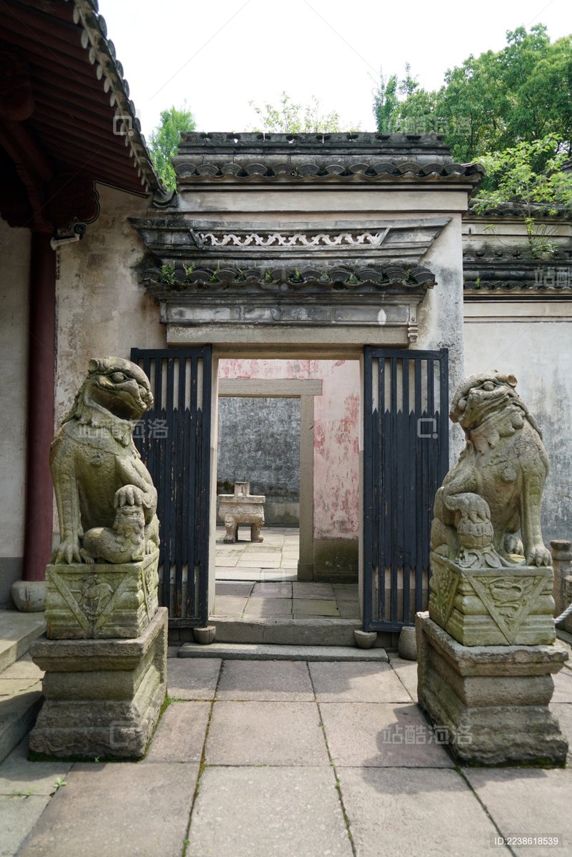 ParkerMurpilk7's tweet photo. [A sneaky step to pry open the arch, while the guardian lion’s bite stops trespassers—no quiet moves here!] https://t.co/mASFt7LzeD