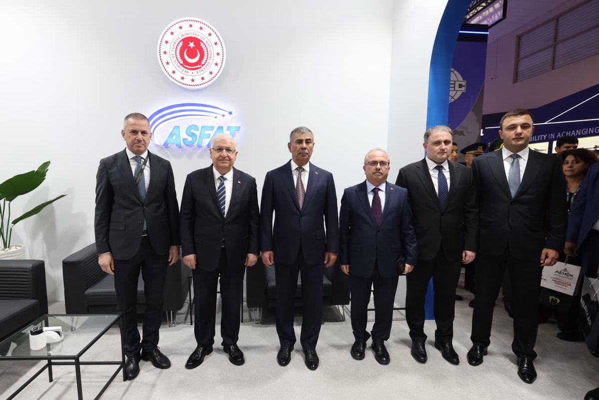 tcsavunma's tweet photo. Millî Savunma Bakanı Yaşar Güler ile Azerbaycan Savunma Bakanı Orgeneral Zakir Hasanov, Azerbaycan-Gürcistan-Türkiye Üçlü Savunma Bakanları Toplantısı’nın ardından Azerbaycan Uluslararası Savunma Fuarı (ADEX) için Şuşa’dan başkent Bakü’ye gitti.
Bakan Yaşar Güler ve Azerbaycan Savunma Bakanı Orgeneral Hasanov, fuarda yer alan savunma sanayisi şirketlerini ziyaret ederek sergilenen teknolojileri inceledi.
#MillîSavunmaBakanlığı
#YaşarGüler