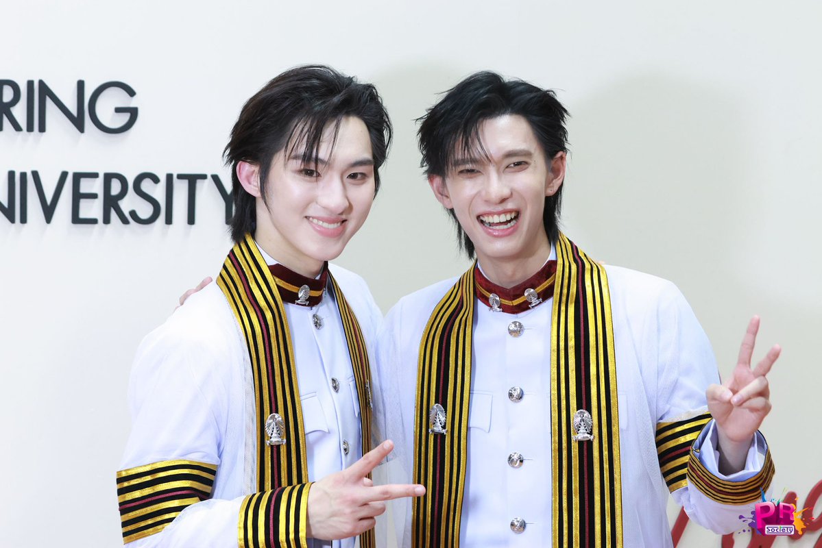 PRSocietyNews's tweet photo. Congraz กับแก๊งลูกเจี๊ยบน้า~

#PoohGraduationDay 
#ก้องภพจบแล้วจ้า 
#kongjiro #ppoohkt https://t.co/d80uD96n5X