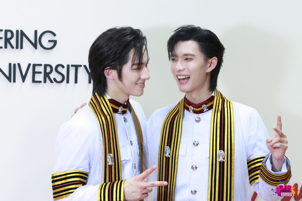 PRSocietyNews's tweet photo. Congraz กับแก๊งลูกเจี๊ยบน้า~

#PoohGraduationDay 
#ก้องภพจบแล้วจ้า 
#kongjiro #ppoohkt https://t.co/d80uD96n5X