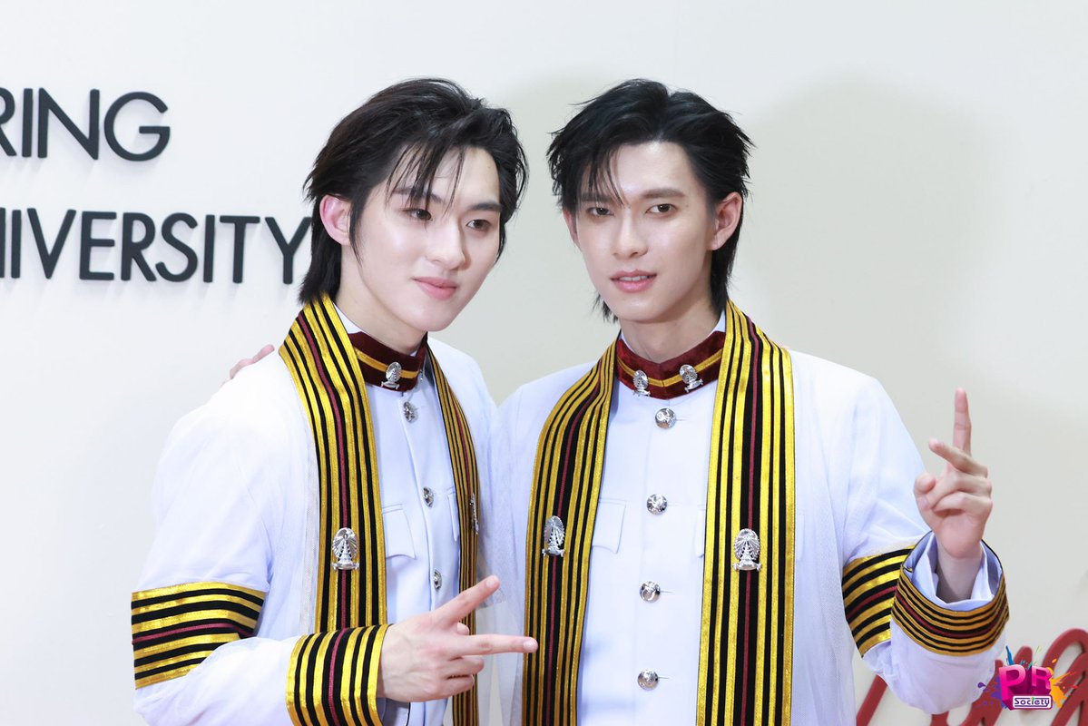 PRSocietyNews's tweet photo. Congraz กับแก๊งลูกเจี๊ยบน้า~

#PoohGraduationDay 
#ก้องภพจบแล้วจ้า 
#kongjiro #ppoohkt https://t.co/d80uD96n5X
