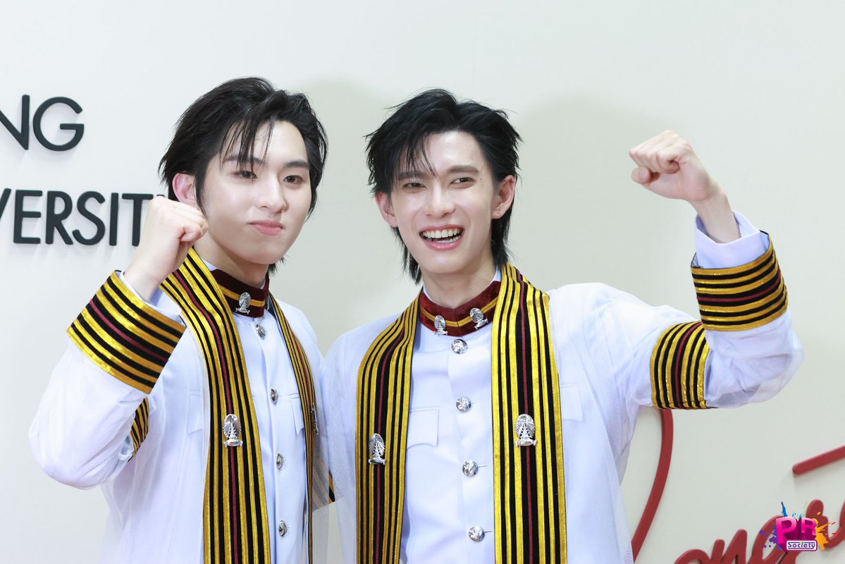 PRSocietyNews's tweet photo. Congraz กับแก๊งลูกเจี๊ยบน้า~

#PoohGraduationDay 
#ก้องภพจบแล้วจ้า 
#kongjiro #ppoohkt https://t.co/d80uD96n5X
