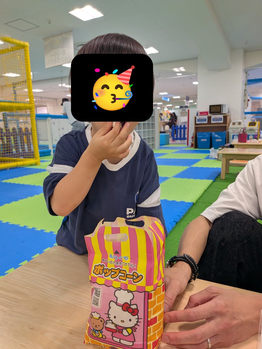 kerikerio7's tweet photo. 息子、3️⃣歳になりました〜🎶

スタジオでは男児かましすぎてたけど、カメラマンの人とめちゃ仲良くなって楽しそうやった🤗

あそびば行ってお気に入りの焼肉屋さん行ってトミカのアイスケーキ🎂食べて、
最高だったんじゃないですか？🙏

息子の感想：「次4歳なるねん‼️」笑 https://t.co/Whqs4W8fWX