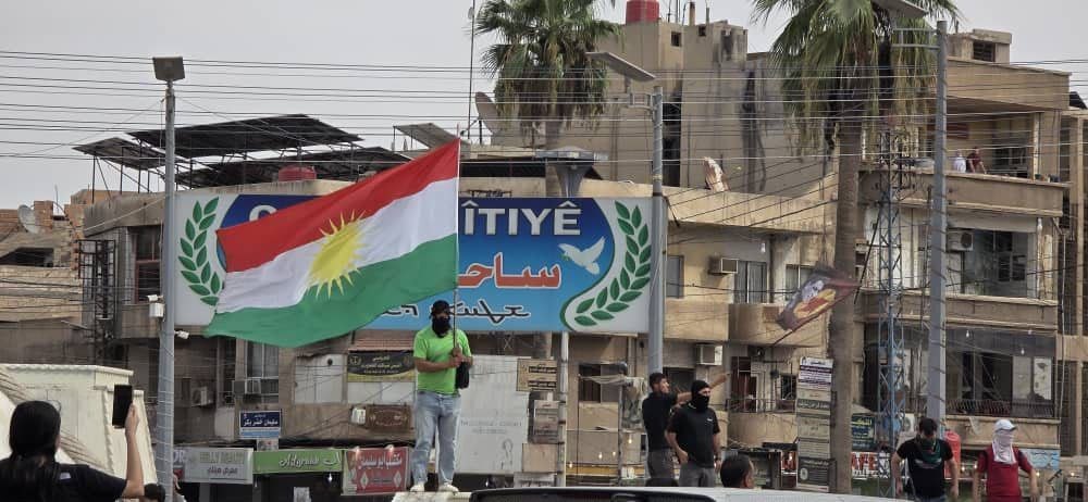 JudyRojava's tweet photo. لقطات من مدينة الحسكة الكوردستانية بعد ان سمحنا لفلول داعش والمستوطنين الدو١عش القادمين من دير الزور وغيرها في حي الدو١١عش" غويران اقذر حي في المنطقة" بالتظاهر ضد الشعب الكوردي اصحاب الارض الاصلية.

اسماء جميع المشبوهين اللذين اعتدوا على الرموز الكوردية وحرّضوا اصبحت لدينا؛) https://t.co/E6Xc4Wvgf5