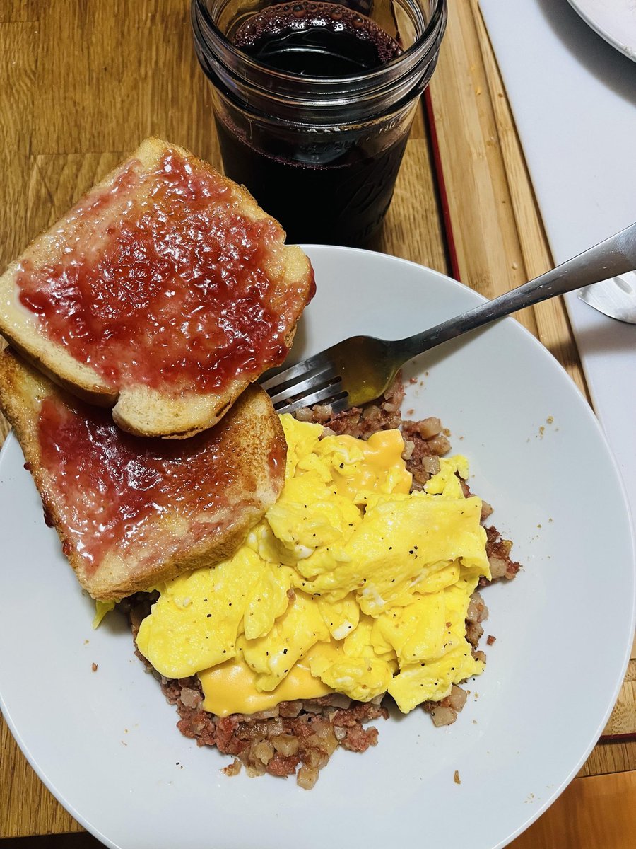 FoodPleaser's tweet photo. Corned Beef Hash Breakfast Feast https://t.co/pJ4UiG2tUi