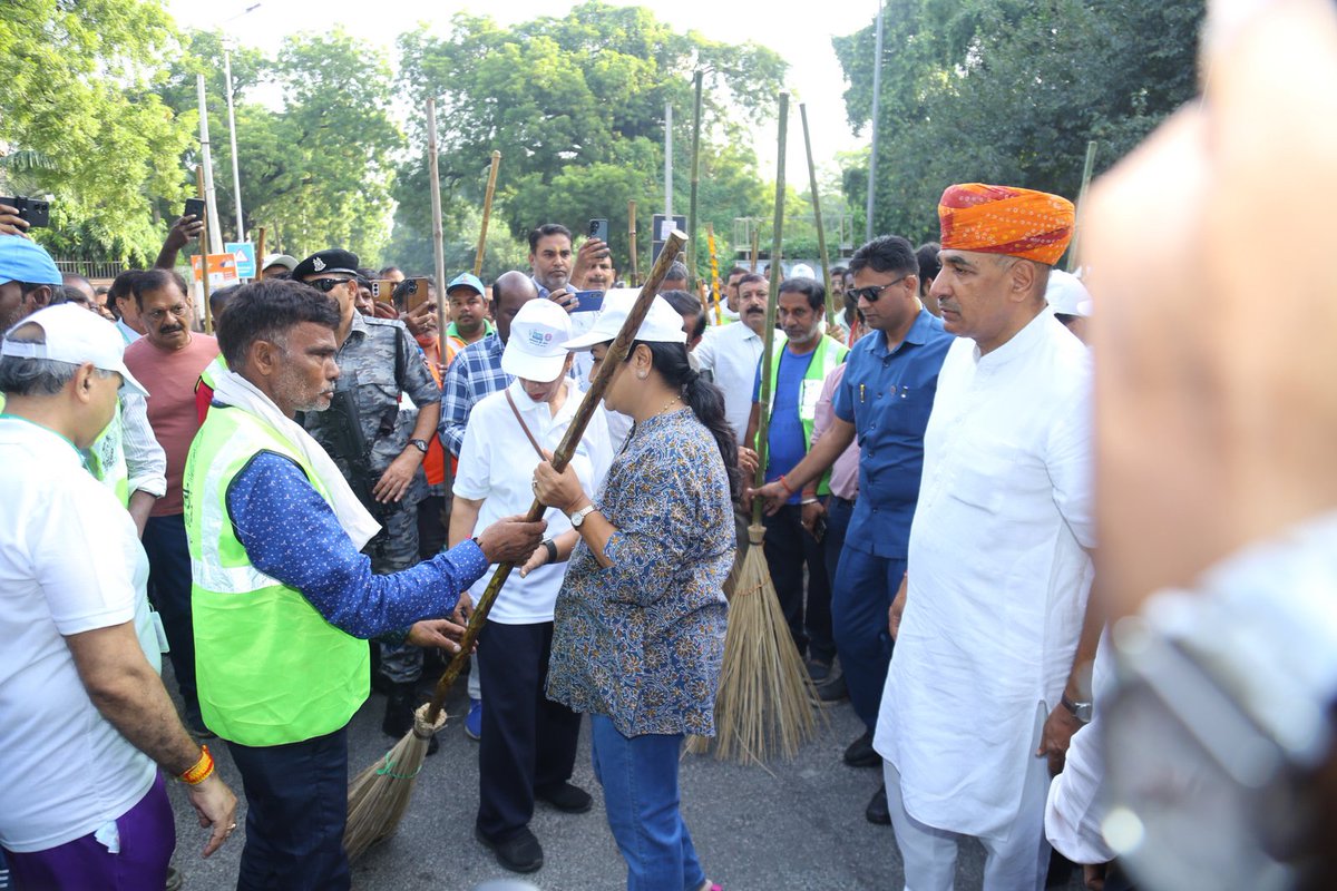 UnivofDelhi's tweet photo. The University of Delhi is observing the Swachhata Hi Seva (SHS) Campaign 2026 from 17 September to 17 October 2026, under the theme “Swachhata Mein Sahbhag, Swachh Bharat, Viksit Bharat.” 
On 1st October 2026, a Swachhata campaign under the auspices of “Ek Din, Ek Ghanta, Ek Saath” was observed.  As part of this nationwide campaign, the Hon’ble Chief Minister of Delhi,  Smt. Rekha Gupta flagged-off the campaign at 8:00 AM. Shri Surya Prakash Khatri, MLA, Timarpur Assembly Constituency, Shri Raja Iqbal Singh, former Mayor, MCD, Prof. Rajni Abbi, Director, South Campus, Prof. Payal Mago, Director, Campus of Open Learning, Prof. KP Singh, Nodal Officer, Swachhata Hi Seva Campaign 2026, University of Delhi, Ms. Shweta Nagarkoti, IAS, Deputy Commissioner/ North Zone, MCD and University fraternity, students, safai karamcharis, actively participated in the Campaign. 
The campaign commenced from the roundabout near Gwyer Hall and then proceeded towards PG Men’s Hostel, Gate No. 1 of University and culminated at Kamla Nehru Ridge (Bonta) at 9:00 AM.