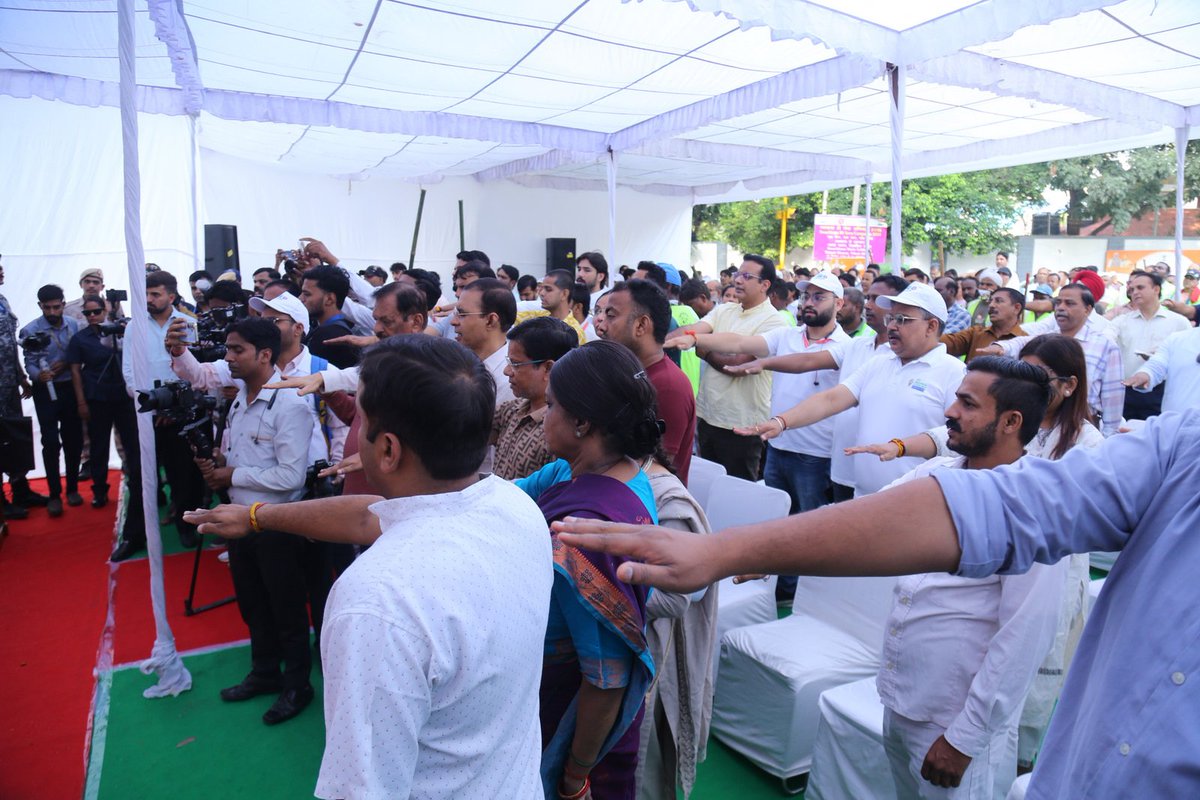 UnivofDelhi's tweet photo. The University of Delhi is observing the Swachhata Hi Seva (SHS) Campaign 2026 from 17 September to 17 October 2026, under the theme “Swachhata Mein Sahbhag, Swachh Bharat, Viksit Bharat.” 
On 1st October 2026, a Swachhata campaign under the auspices of “Ek Din, Ek Ghanta, Ek Saath” was observed.  As part of this nationwide campaign, the Hon’ble Chief Minister of Delhi,  Smt. Rekha Gupta flagged-off the campaign at 8:00 AM. Shri Surya Prakash Khatri, MLA, Timarpur Assembly Constituency, Shri Raja Iqbal Singh, former Mayor, MCD, Prof. Rajni Abbi, Director, South Campus, Prof. Payal Mago, Director, Campus of Open Learning, Prof. KP Singh, Nodal Officer, Swachhata Hi Seva Campaign 2026, University of Delhi, Ms. Shweta Nagarkoti, IAS, Deputy Commissioner/ North Zone, MCD and University fraternity, students, safai karamcharis, actively participated in the Campaign. 
The campaign commenced from the roundabout near Gwyer Hall and then proceeded towards PG Men’s Hostel, Gate No. 1 of University and culminated at Kamla Nehru Ridge (Bonta) at 9:00 AM.