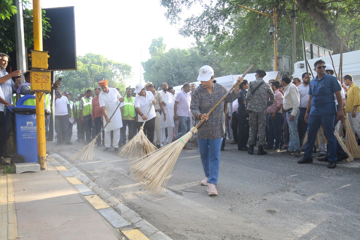 UnivofDelhi's tweet photo. The University of Delhi is observing the Swachhata Hi Seva (SHS) Campaign 2026 from 17 September to 17 October 2026, under the theme “Swachhata Mein Sahbhag, Swachh Bharat, Viksit Bharat.” 
On 1st October 2026, a Swachhata campaign under the auspices of “Ek Din, Ek Ghanta, Ek Saath” was observed.  As part of this nationwide campaign, the Hon’ble Chief Minister of Delhi,  Smt. Rekha Gupta flagged-off the campaign at 8:00 AM. Shri Surya Prakash Khatri, MLA, Timarpur Assembly Constituency, Shri Raja Iqbal Singh, former Mayor, MCD, Prof. Rajni Abbi, Director, South Campus, Prof. Payal Mago, Director, Campus of Open Learning, Prof. KP Singh, Nodal Officer, Swachhata Hi Seva Campaign 2026, University of Delhi, Ms. Shweta Nagarkoti, IAS, Deputy Commissioner/ North Zone, MCD and University fraternity, students, safai karamcharis, actively participated in the Campaign. 
The campaign commenced from the roundabout near Gwyer Hall and then proceeded towards PG Men’s Hostel, Gate No. 1 of University and culminated at Kamla Nehru Ridge (Bonta) at 9:00 AM.