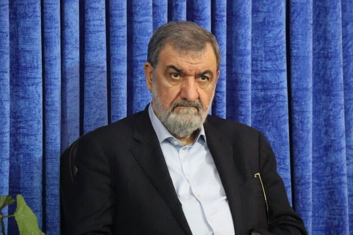khalifa624's tweet photo. الحرس الثوري والحرب العراقية الإيرانية كتاب يتحدث عن ظروف نشأة الحرس الثوري؛ كيف بدأ قوة أمنية لحفظ النظام وحماية الثورة، ثم تطور مع الزمن ليصبح قوة عسكرية ذات أدوار تتجاوز الحدود الإيرانية، والكتاب في جانب مهم منه، يروي كيف ساهمت الحرب العراقية الإيرانية في إنضاج فكرة الحرس، وتوسيع دوره، وصناعة قياداته.

أتوقف عند حادثة وردت في الكتاب، فبعد أن استعادت إيران الأراضي التي كانت القوات العراقية قد سيطرت عليها عام 1982، ثار جدل كبير داخل إيران حول جدوى استمرار الحرب: هل تتوقف عند استعادة الأراضي الإيرانية، أم تستمر القوات الإيرانية في الحرب وتنقلها إلى داخل العراق؟

في تلك المرحلة، وبعد الاستنزاف الكبير، كان الخميني يميل إلى التوقف، وفق الرواية التي ينقلها الكتاب، إلا أن القرار اتجه في النهاية إلى استمرار الحرب ودخول الأراضي العراقية، لتدخل الحرب مرحلة جديدة استمرت حتى عام 1988.

والمثير في الرواية أن الذي كان له دور في إقناع المرشد الخميني بجدوى استمرار الحرب كان شابًا لم يتجاوز السابعة والعشرين من عمره، صعد سريعًا في هرم الحرس الثوري وأصبح قائده: محسن رضائي.

لم يكن القرار عابرًا؛ فالمرحلة التي أعقبت تحرير الأراضي الإيرانية امتدت سنوات أخرى، وخلفت خسائر بشرية ومادية هائلة على العراق وإيران، وأصبحت لاحقًا واحدة من أكثر مراحل الحرب إثارة للنقاش: هل كان استمرارها ضرورة عسكرية وسياسية، أم أن لحظة استعادة الأراضي كانت الفرصة التي كان ينبغي أن تتوقف عندها؟

ذلك الشاب محسن رضائي، أصبح اليوم شيخًا تجاوز السبعين، ولكنه لا يزال حاضرًا في مفاصل النظام الإيراني، ويتبوأ منصب أمين المجلس الأعلى للتنسيق الاقتصادي لرؤساء السلطات الثلاث، وهو موقع يضعه قريبًا من دوائر صنع القرار، لكن السؤال الذي أثارته لدي هذه الرواية ليس عن عمر الرجل بقدر ما هو عن عمر الأفكار داخله: إلى أي مدى بقيت رؤية ذلك القائد الشاب، الذي رأى في استمرار الحرب طريقًا لتحقيق أهداف أكبر، حاضرة في قراءته لإيران والمنطقة بعد أكثر من أربعة عقود؟

فالرجل تغيّر عمره، وإيران تغيرت كثيرًا، والمنطقة لم تعد هي المنطقة التي عرفها عام 1982؛ ويبقى السؤال: هل تغيرت معها طريقة التفكير؟