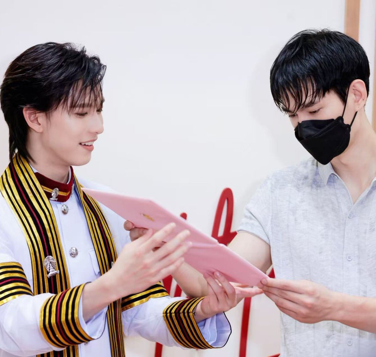 Felizangelaper1's tweet photo. The pride Pavel feels as he looks at Pooh’s diploma—he is truly so proud of his boy. The fact that he is always present for the most important moments of Pooh’s life makes me very happy. 🥹

#PoohGraduationDay #ppoohkt #pavelphoom https://t.co/IO6aC7fLab