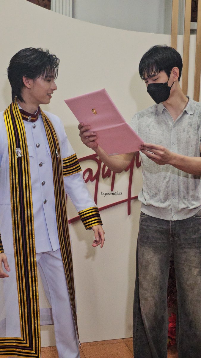 Felizangelaper1's tweet photo. The pride Pavel feels as he looks at Pooh’s diploma—he is truly so proud of his boy. The fact that he is always present for the most important moments of Pooh’s life makes me very happy. 🥹

#PoohGraduationDay #ppoohkt #pavelphoom https://t.co/IO6aC7fLab