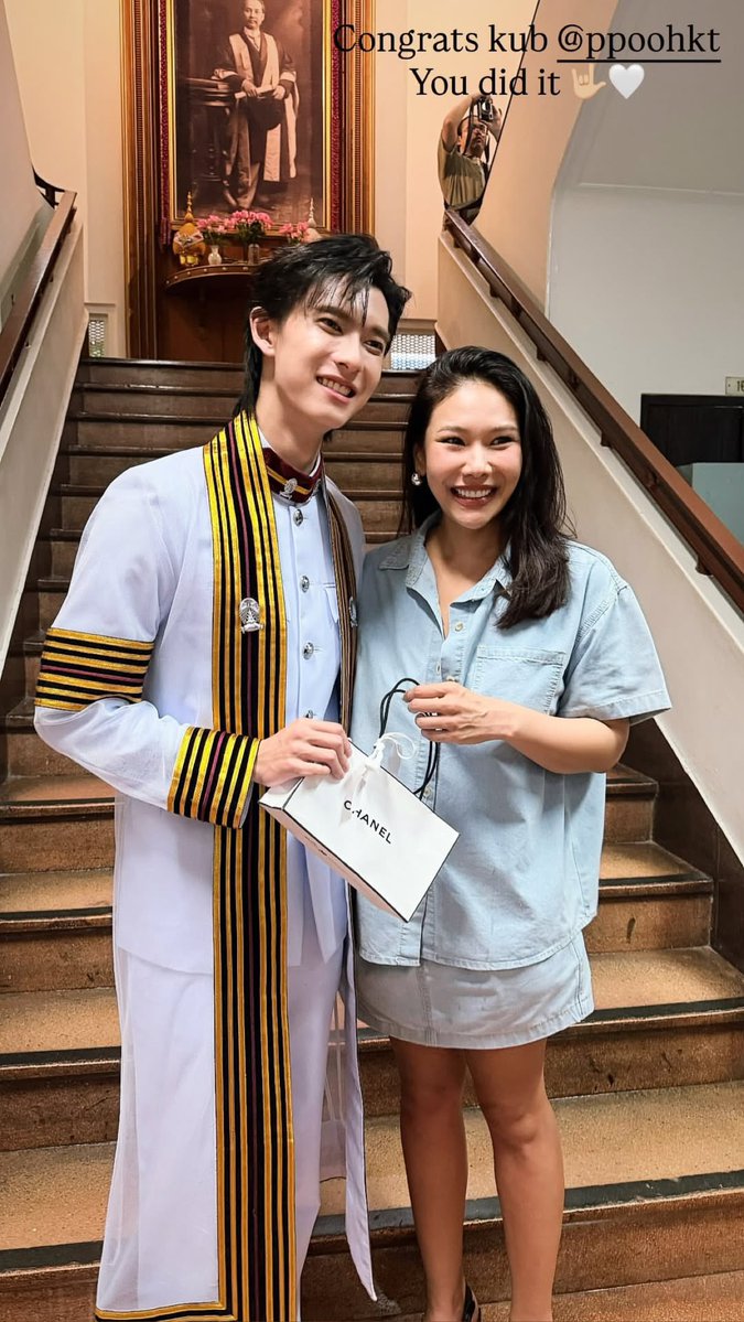 poohkritrinbr's tweet photo. Atualização no story do ig do Pooh
Ret 

POOH GRAD CEREMONY

#PoohGraduationDay
#ppoohkt https://t.co/Lm0P4jNOF7