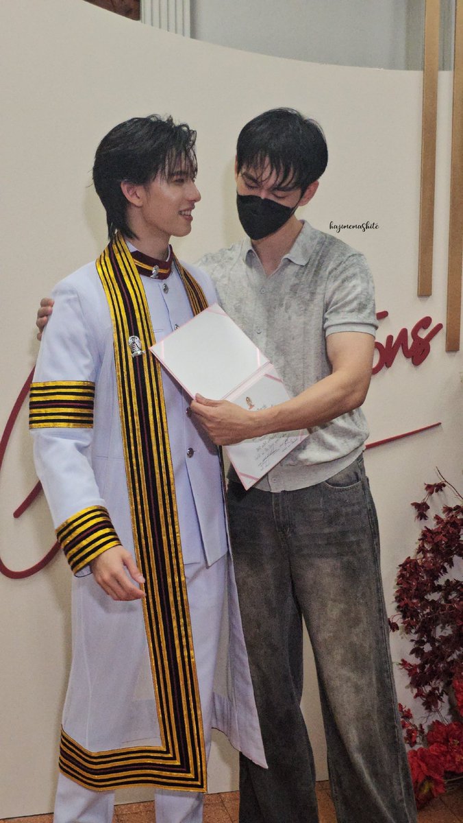 kim_namjoo92056's tweet photo. Pooh proudly shows Pavel his graduation certificate, and the feeling in his smile and eyes says it all… as if they’re saying, “You were part of this journey, and one of the most beautiful moments of reaching this point.” 🥹🎓⚙️🤍
#PoohGraduationDay 
#ppoohkt #pavelphoom https://t.co/lvlS43CJa8