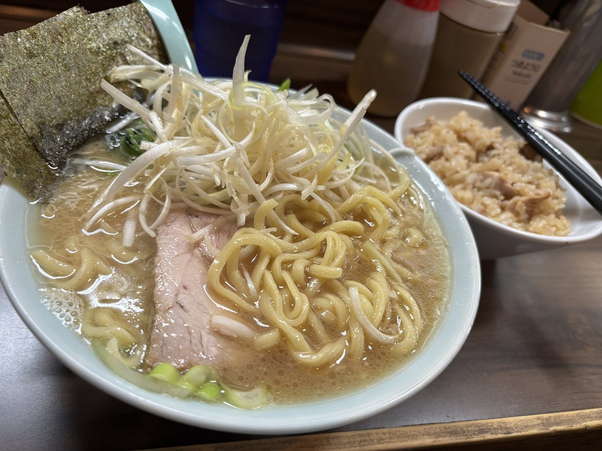JobanlineS's tweet photo. 本牧家横須賀店 マジで謎すぎる
まず美味すぎる 死ぬまで1店舗しか行けないならここしか無いくらい美味い
これだよ俺が食いたかったのは 本家も他の有名店も全てを凌駕するクラシックという名の極地 満足感が桁違い 人生初家系ラーメンの感動をいつでもくれる

でもいつもすぐ座れる なぜ並ばないのか https://t.co/5Cp3SBSLeR