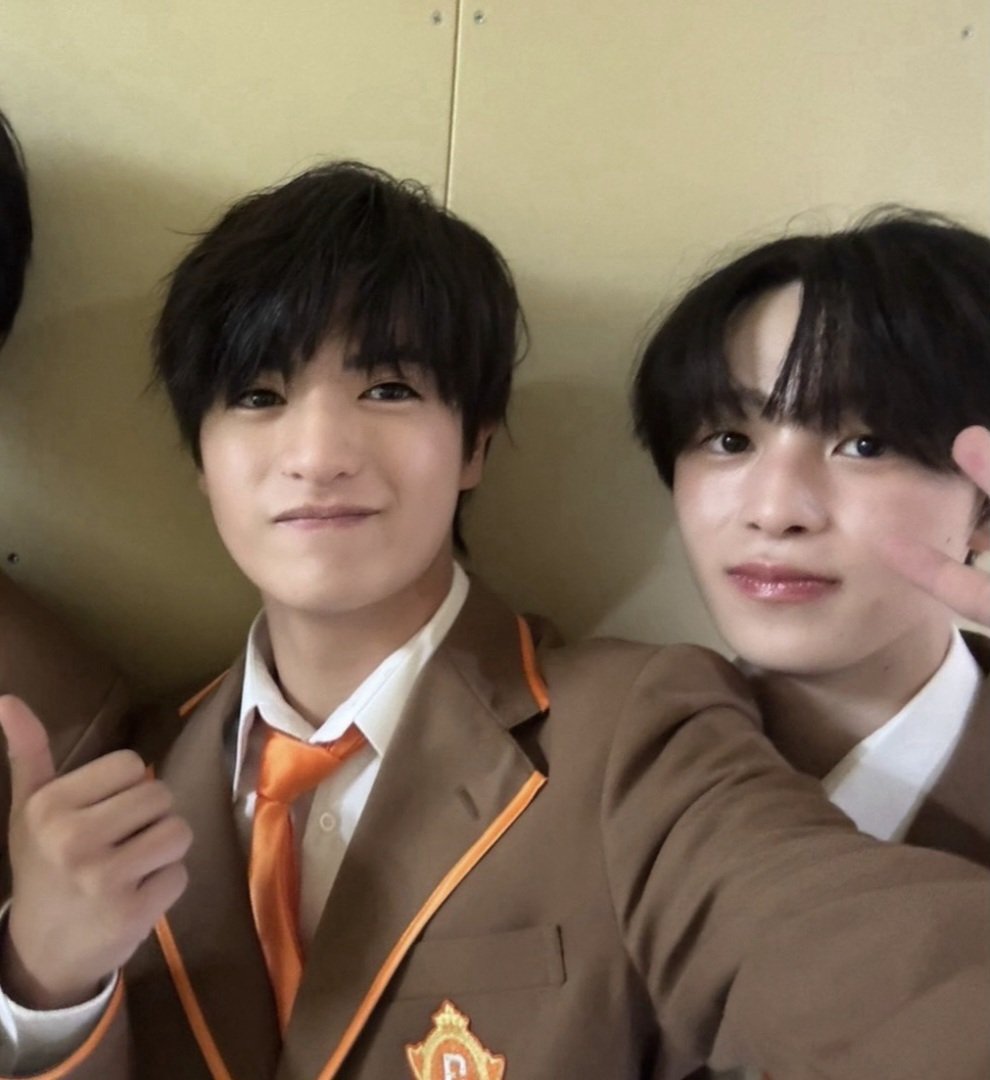 ko2ii2i's tweet photo. 오른쪽에 똥강아디 뭔데ㅠㅠㅋㅋㅋㅋㅋㅋㅋ https://t.co/sRFXYjnLDn