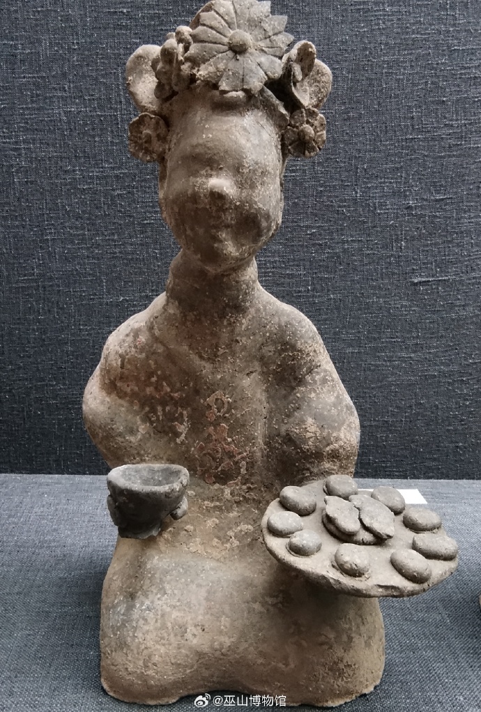 brngeor740's tweet photo. [A cute figurine with a slightly upturned mouth sits next to a bowl of fresh rice, placed in a warm ceramic dish, looking super cozy.]， https://t.co/WBiI0LlxAm