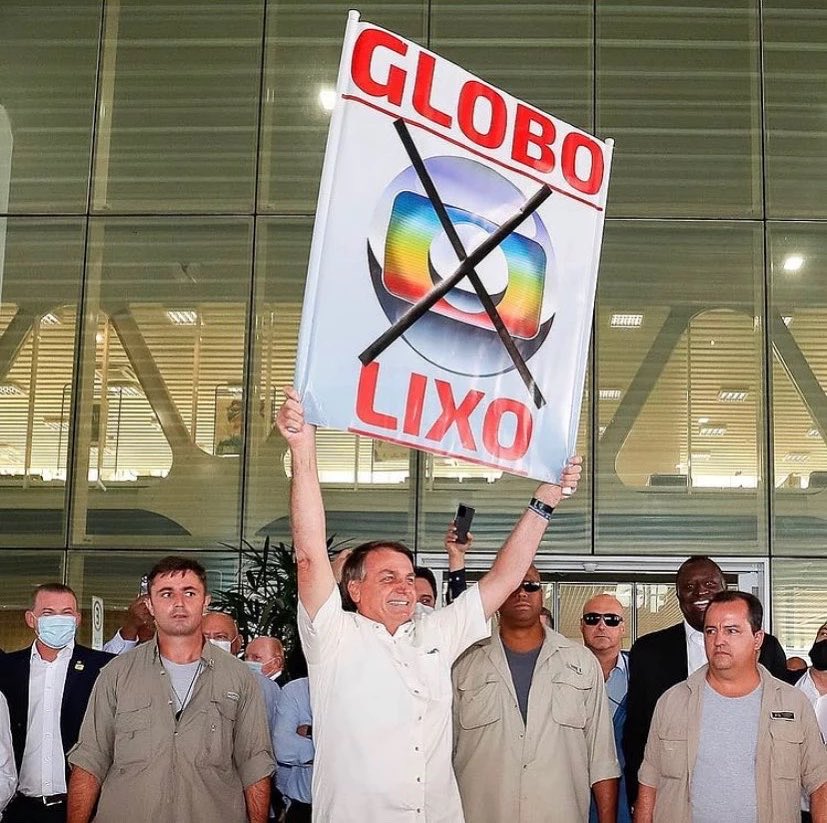 antoniotabet's tweet photo. Na boa? Não tô entendendo esse chilique dos bolsonaristas. Que falta fez o debate de ontem? Não são eles que vivem dizendo que não assistem a “Globolixo”? Jair queria até cassar a concessão da emissora, lembram? https://t.co/D1AFoMN3SQ
