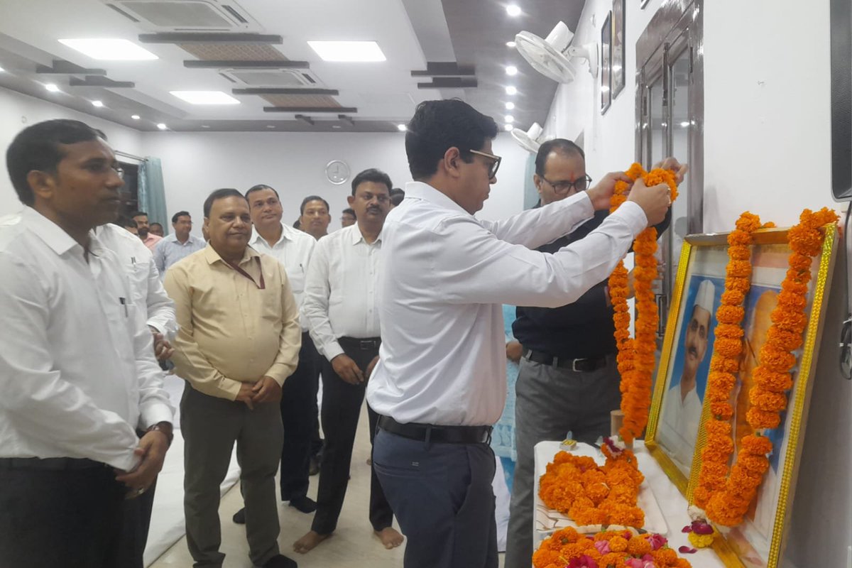 dmunnao's tweet photo. जिलाधिकारी की अध्यक्षता में जिला स्तरीय अधिकारियों की उपस्थिति में राष्ट्रपिता महात्मा गांधी जी व भारत के पूर्व प्रधानमंत्री लाल बहादुर शास्त्री जी की जयंती के अवसर मे उनके चित्र पर माल्यार्पण एवं पुष्प अर्पित कर उन्हें श्रद्धांजलि दी। @UPGovt @InfoDeptUP @PMOIndia https://t.co/tt4zmDiU9Q