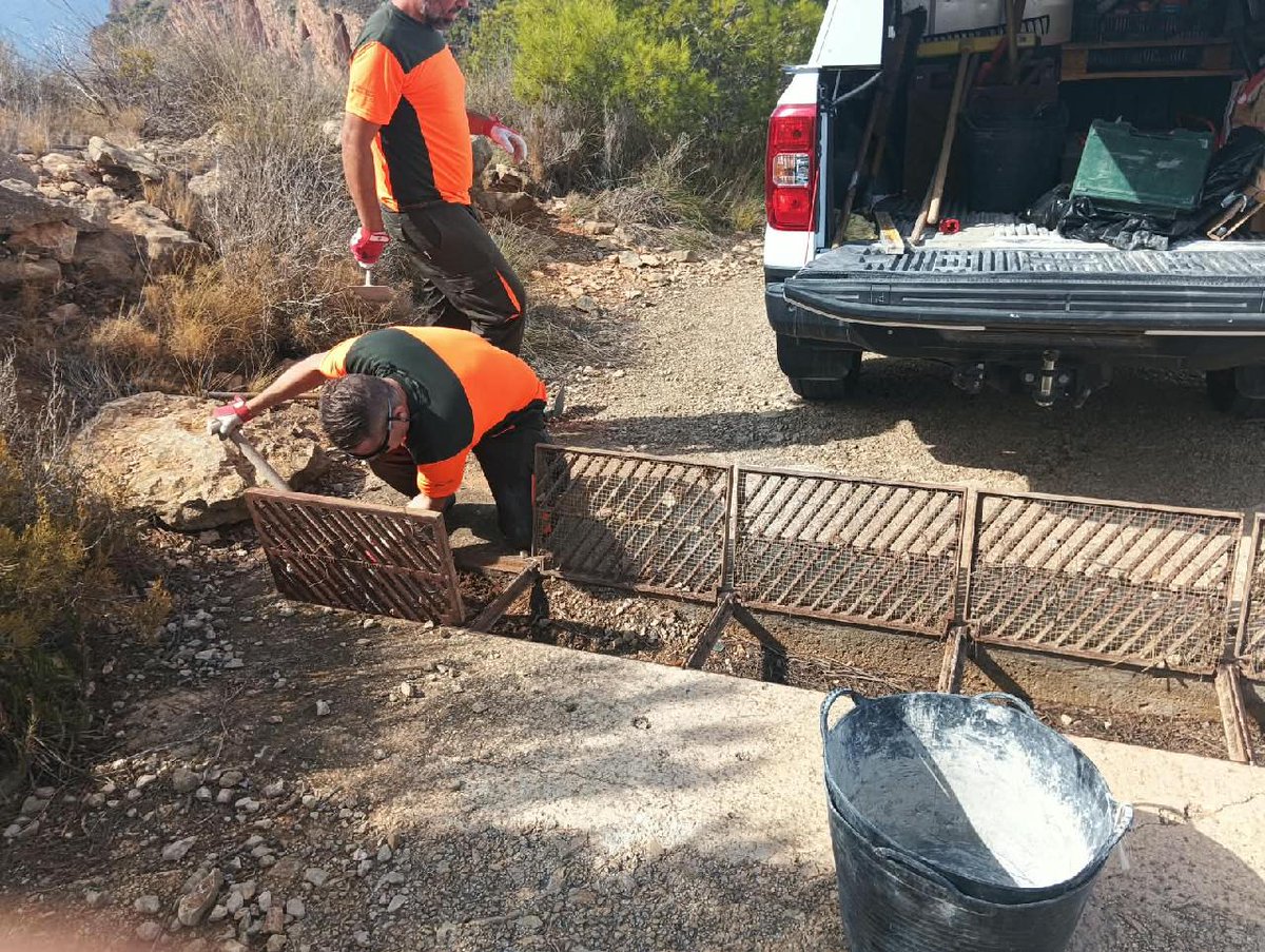 VaersaGva's tweet photo. En el Parc Natural de la Serra Gelada, en previsión a la próxima temporada de lluvias las Brigadas de Mantenimiento de #SomosVaersaGrupo realizan la limpieza de los imbornales en las pistas forestales para evitar la acumulación de agua y prevenir las zonas encharcadas. https://t.co/p9CEejrMAs