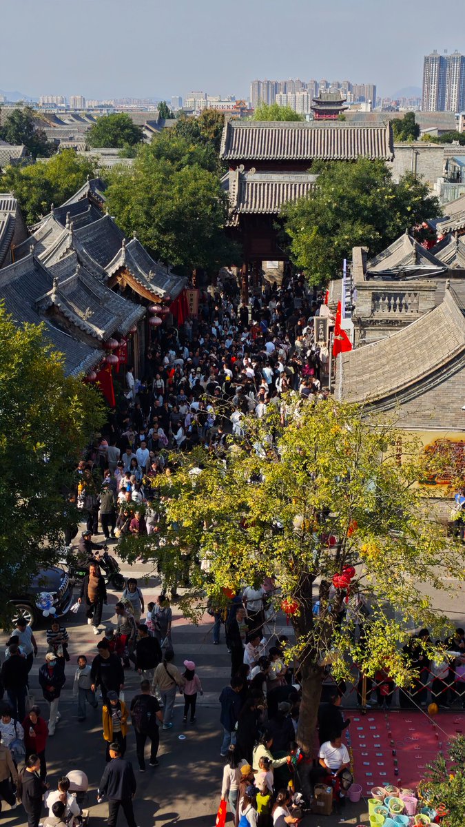 Q197474's tweet photo. 忻州古城，游人如织 https://t.co/MbpvijFhGo