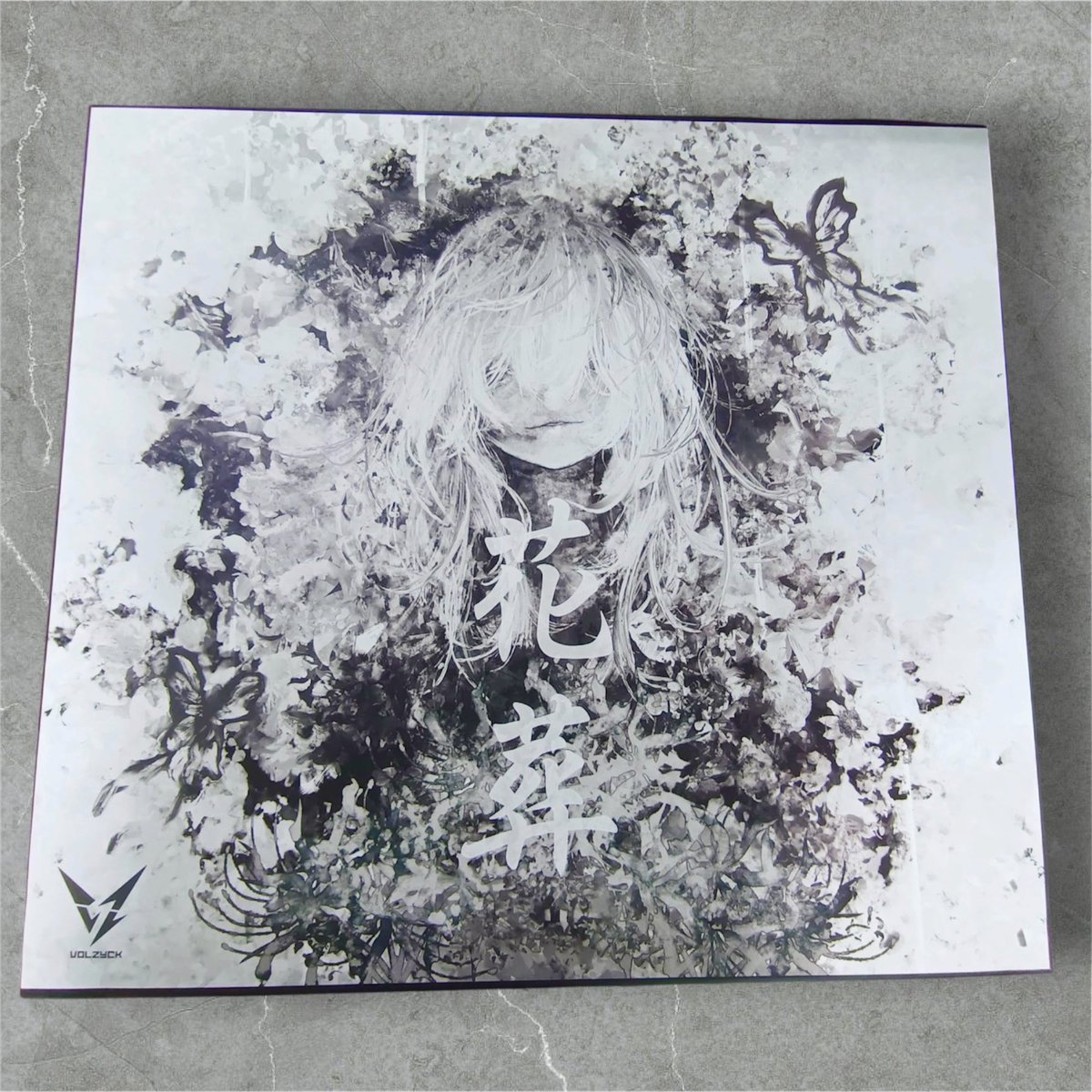 nameless_jp1's tweet photo. 【発売日変更のお知らせ】

10月3日に販売開始を予定していた「花葬 - Monochrome Limited Edition」ですが、細かな部分で納得のいかない点があり、修正を行っており遅延が発生しておりますので、発売日を10月10日に変更させていただきます。

楽しみにお待ちいただいている皆様には、ご迷惑をおかけしてしまい申し訳ございません。

妥協のない製品をお届けするため、もう少しだけお時間をいただけますと幸いです。

写真は、「花葬」のパッケージです。

ちなみに、今回の付属品は
・オリジナルマウスソール2種類
・オリジナルキーボードストラップです😏

#volzyck #花葬 #GlassMousepad