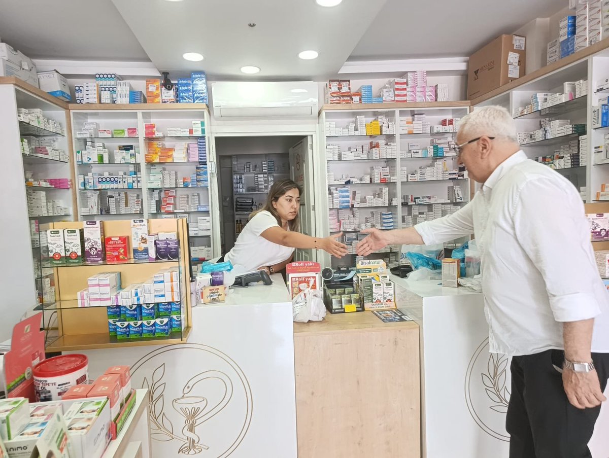 MHPSeyhanKACEP's tweet photo. İlçe Başkanımız Sayın Turgut Bağdağı, esnaf ziyaretleri kapsamında Karaisalı Eczanesi işletme sahibi Semra Toker Hanımefendi’yi işyerinde ziyaret etti.
Samimi sohbetleri ve nazik misafirperverliği için kıymetli esnafımıza teşekkür ediyor; hayırlı işler  diliyoruz. https://t.co/OeJWGlj3zP