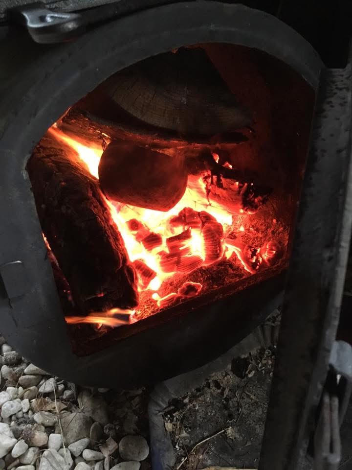 o2pine's tweet photo. 石器づくりは引き算、土器づくりは足し算、その時代のモノづくり思考は正反対。そこで石器の引き算方式(やり直しが出来ない作り方)で土器を作ってみた。なんのことはない、生乾きのうちに削って成形するだけだが。因みに、素焼きは小屋の薪ストーブで。 https://t.co/Ix6t3iMIlB