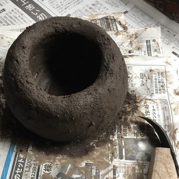o2pine's tweet photo. 石器づくりは引き算、土器づくりは足し算、その時代のモノづくり思考は正反対。そこで石器の引き算方式(やり直しが出来ない作り方)で土器を作ってみた。なんのことはない、生乾きのうちに削って成形するだけだが。因みに、素焼きは小屋の薪ストーブで。 https://t.co/Ix6t3iMIlB